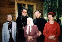 Монахиня Мария с мамой Анной Никифоровной, братьями и сестрой. Новосибирск, Академгородок, 2000 год