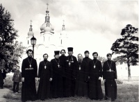 На фоне Софийского собора Тобольского Кремля