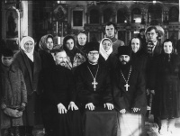 В Михайло-Архангельском храме. Сидят: староста Михаил Елохин, протоиерей Александр Пивоваров и протоиерей Михаил Ильинский с прихожанами — строителями храма. Новокузнецк, 1976 год