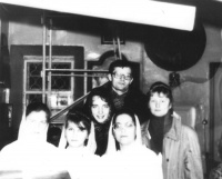 После ночной Рождественской службы в Покровском соборе г. Тобольска, 1993 год. С преподавателем Сергеем Борисовичем Толстокулаковым стоят слева-направо: Света Севрюк, Люба Кондратюк, Наташа Назарова, Таня Дмитриева, Марина Голощапова