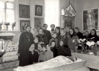 У гроба усопшего родителя. 6 октября 1985 года