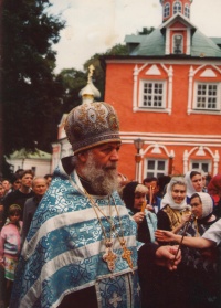 Архимандрит Роман (Жеребцов), наместник Псково-Печерского Свято-Успенского монастыря с 1992 по 1995 годы — дядя матушки Нины