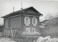 Двухэтажный домик — это храм, где служили в Колывани игумен Макарий (Реморов) и Иван Григорьевич Пивоваров (папа отца Александра), а также начинал служить отец Александр. Колывань