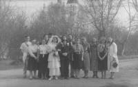 Первая студенческая свадьба.В центре: Владимир Дунаев и Ольга Енохина; слева-направо: преподаватель Сергей Борисович Толстокулаков, воспитанницы Регентского класса Юля Капутина и Лена Морозова, протоиерей Александр Пивоваров, Владимир Пивоваров, о. Гедеон, Люба Кондратюк, Марина Голощапова, преподаватели Регентского отделения по фортепиано Кагирова Лариса Васильевна, Пермитина Елена Анатольевна и Смирнова Людмила Валерьяновна