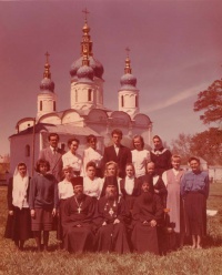 2-й выпуск Регентского класса при ТДС, 1994 год. Сидят: ректор Епископ Тобольский и Тюменский Димитрий, заведующий Регентским классом протоиерей Алексий Сидоренко, иеродиакон Иосиф (Аргунов); Второй ряд: Оля Шилова, Толстокулакова А.А., Ира Аржанникова Света Редозубова, Аня Морозова, Тоня Редозубова, Измайлова М.Я., Голощапова М., Капутина Ю.; Третий ряд: Толстокулаков С.Б., Наташа Назарова, Инна Рыкова, Игорь Хмелев, Света Севрюк, Наташа Чукомина