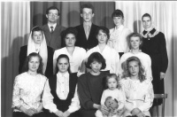 2-й выпуск Регентского класса при ТДС, 1994 год. первый ряд: Света Севрюк, Тоня Редозубова, Толстокулакова А.А., Аня Морозова; второй ряд: Оля Шилова, Света Редозубова, Наташа Назарова, Ира Аржанникова; третий ряд: Толстокулаков С.Б., Игорь Хмелев, Инна Рыкова, Наташа Чукомина.
