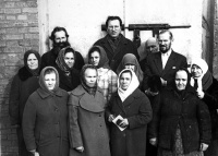 Прихожане Михайло-Архангельского храма с настоятелем протоиереем Александром Пивоваровым, Новокузнецк