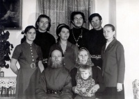 Иван Григорьевич и Анна Никифоровна с внуком Георгием. Стоят: диакон Борис с супругой Агнессой, протоиерей Александр с супругой Ниной, диакон Реморов с супругой Татьяной. Красноярск, апрель 1973 года