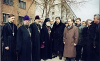 Освящение храма в честь св. вмч. Георгия Победоносца 13 апреля 1999 года. Иерей Олег Жеренков, протоиерей Василий Буглаков, протоиерей Александр Пивоваров, Архиепископ Кемеровский и Новокузнецкий Софроний, Губернатор Кемеровской области А.Г. Тулеев, Глава