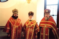 Архиепископ Кемеровский и Новокузнецкий Софроний, Епископ Прокопьевский Амвросий, викарий Кемеровской епархии и протоиерей Александр Пивоваров после освящения храма-часовни во имя св. вмч. Георгия Победоносца. Новокузнецк, 5 мая 2006 года. Один из последн