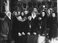 В Михайло-Архангельском храме. Сидят: староста Михаил Елохин, протоиерей Александр Пивоваров и протоиерей Михаил Ильинский с прихожанами — строителями храма. Новокузнецк, 1976 год