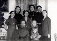 У родителей. Красноярск, апрель, 1973 год. Стоят слева-направо: диакон Борис Пивоваров с матушкой Агнессой, протоиерей Александр Пивоваров с матушкой Ниной, протодиакон Александр Реморов с матушкой Татьяной.