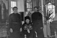Архимандрит Макарий (Реморов) с воспитанниками Тобольской семинарии Сергием и Николаем. Покровский собор г. Тобольска. 1988 год