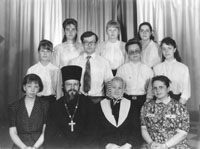 1-й выпуск Регентского класса при ТДС, 1993 год. Сидят: Толстокулакова Ангелина Александровна, протоиерей Алексий Сидоренко, Измайлова Мария Яковлевна, Бурдина Анна Павловна. Стоят: Люба Кондратюк, Лена Морозова, Толстокулаков Сергей Борисович, Марина Голощапова, Юля Капутина, Таня Дмитриева, Ира Гузовская